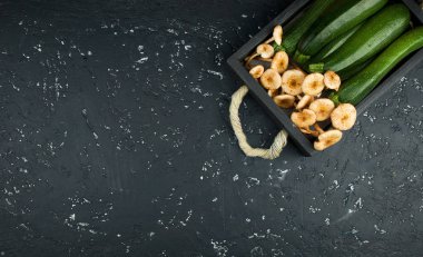 Taze kabak, siyah tahtada mantarlar. Yukarıdan görüntüleyin. Kopyalama alanı