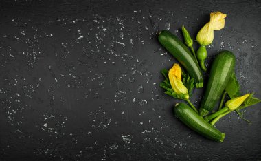Koyu bir masada taze yeşil kabak. Yukarıdan manzara. Polis