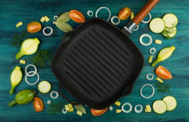 Arka planda sebzeler. Ahşap Bir Yüzey üzerinde bir balıkçılık seti yakınında Taze Sebze ve Baharatlar. Kopyalama Alanı 