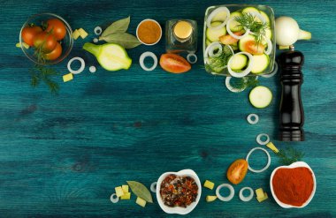 Arka planda sebzeler. Ahşap Bir Yüzeyde Taze Sebze ve Baharatlar. Kopyalama Alanı 