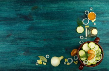 Arka planda sebzeler. Ahşap Bir Yüzeyde Taze Sebze ve Baharatlar. Kopyalama Alanı 