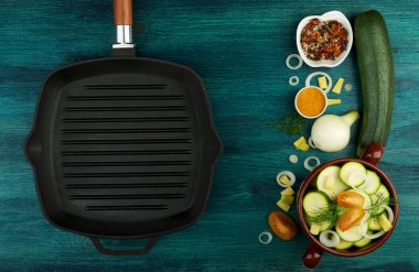 Arka planda sebzeler. Ahşap Bir Yüzey üzerinde bir balıkçılık seti yakınında Taze Sebze ve Baharatlar. Kopyalama Alanı 