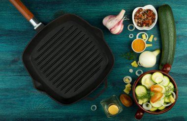 Arka planda sebzeler. Ahşap Bir Yüzey üzerinde bir balıkçılık seti yakınında Taze Sebze ve Baharatlar. Kopyalama Alanı 