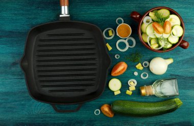 Arka planda sebzeler. Ahşap Bir Yüzey üzerinde bir balıkçılık seti yakınında Taze Sebze ve Baharatlar. Kopyalama Alanı 