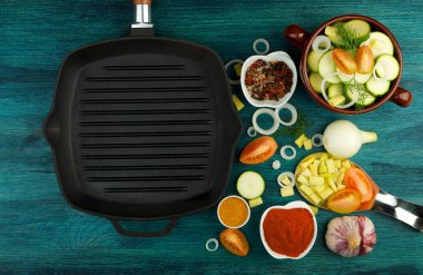 Arka planda sebzeler. Ahşap Bir Yüzey üzerinde bir balıkçılık seti yakınında Taze Sebze ve Baharatlar. Kopyalama Alanı 