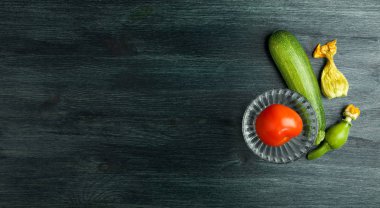 Arka planda sebzeler. Ahşap bir yüzeyde taze sebzeler. Kopyalama Alanı