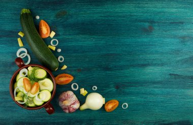 Arka planda sebzeler. Ahşap Bir Yüzeyde Taze Sebze ve Baharatlar. Kopyalama Alanı 