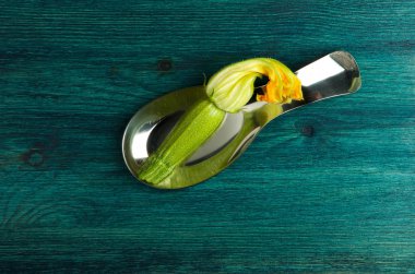 Arka planda sebzeler. Tahta Yüzeyde Kaşıklarla Taze Sebzeler. Kopyalama Alanı