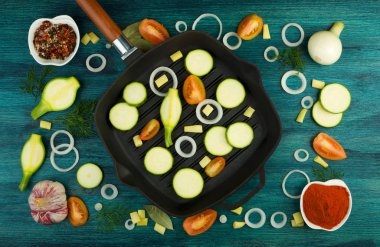 Arka planda sebzeler. Ahşap Bir Yüzey üzerinde bir balıkçılık seti yakınında Taze Sebze ve Baharatlar. Kopyalama Alanı 