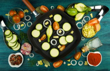 Arka planda sebzeler. Ahşap Bir Yüzey üzerinde bir balıkçılık seti yakınında Taze Sebze ve Baharatlar. Kopyalama Alanı 