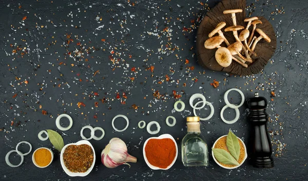 Verse champignons met specerijen en kruiden op zwart bord. Zicht van bovenaf. Kopieerruimte. — Stockfoto