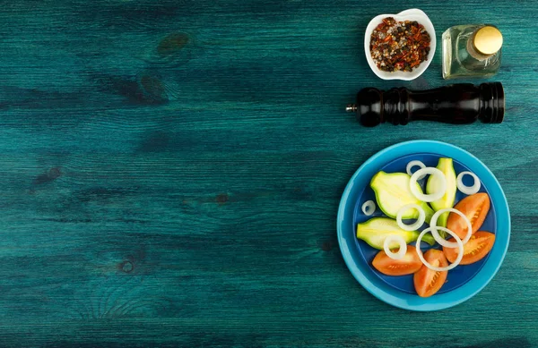 VEGETALES EN ANTECEDENTES. VEGETALES Y ESPECIAS FRESCOS EN UNA SUPERFICIE DE MADERA. ESPACIO DE COPIA — Foto de Stock