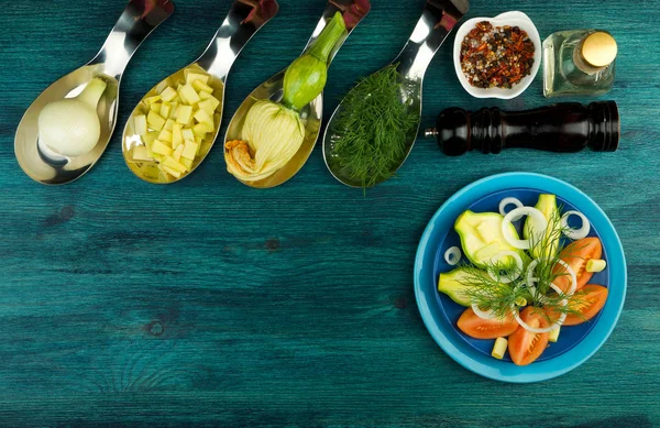 VEGETALES EN ANTECEDENTES. VEGETALES Y ESPECIAS FRESCOS EN UNA SUPERFICIE DE MADERA. ESPACIO DE COPIA — Foto de Stock