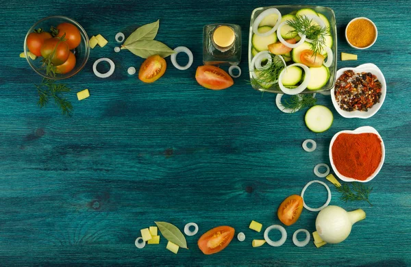Zöldség a háttérben. Friss zöldségek és fűszerek egy fa felszínén. Lemezterület másolása — Stock Fotó