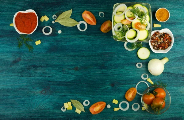 VEGETALES EN ANTECEDENTES. VEGETALES Y ESPECIAS FRESCOS EN UNA SUPERFICIE DE MADERA. ESPACIO DE COPIA — Foto de Stock