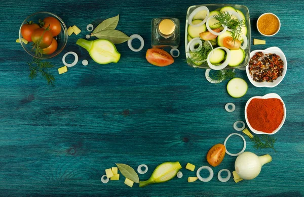 Gemüse im Hintergrund. frisches Gemüse und Gewürze auf einer Holzoberfläche. Kopierraum — Stockfoto