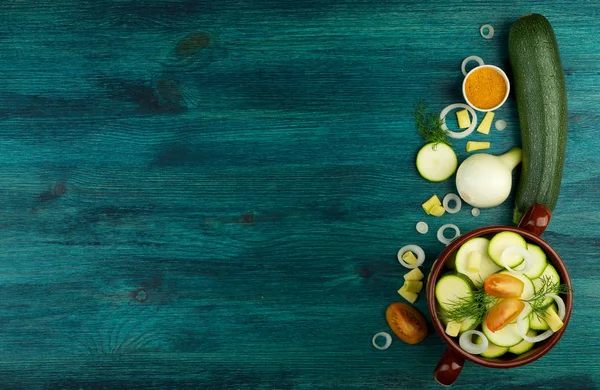 蔬菜背景。新鲜蔬菜和香料在木表面。复制空间 — 图库照片