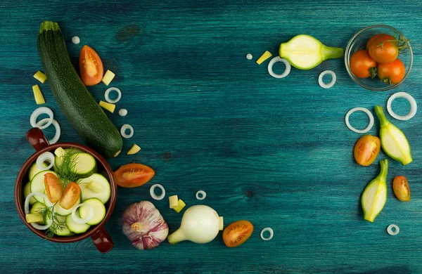 蔬菜背景。新鲜蔬菜和香料在木表面。复制空间 — 图库照片