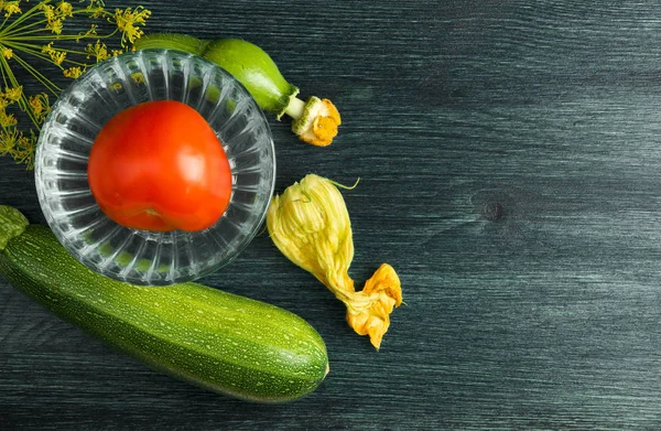 VEGETALES EN ANTECEDENTES. VEGETALES FRESCOS EN UNA SUPERFICIE DE MADERA. ESPACIO DE COPIA — Foto de Stock