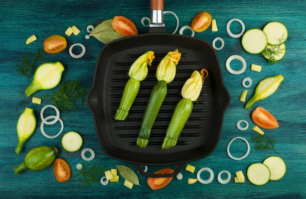 VEGETALES EN ANTECEDENTES. VEGETALES Y ESPECIFICACIONES FRESCOS CERCA DE UNA PESCA EN UNA SUPERFICIE DE MADERA. ESPACIO DE COPIA — Foto de Stock