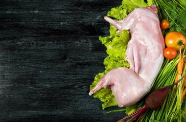 Koyu bir masada taze yeşil kabak. Yukarıdan manzara. Polis