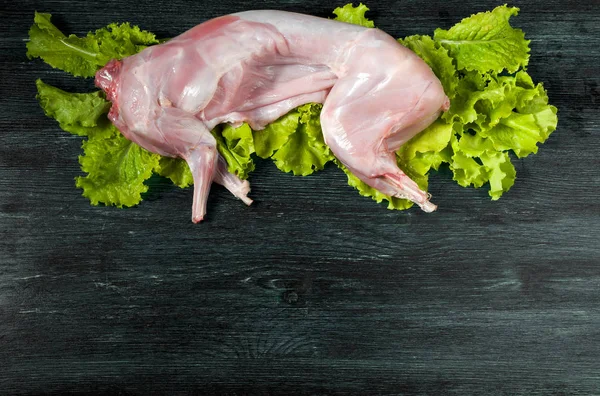 Färsk grön zucchini på ett mörkt bord. Utsikten från toppen. Cop — Stockfoto