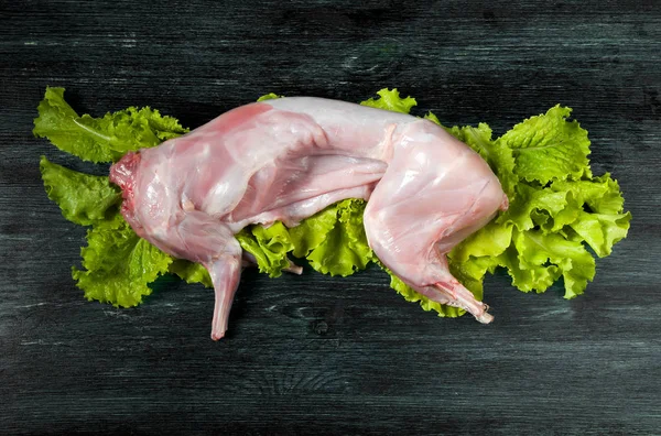 Färsk grön zucchini på ett mörkt bord. Utsikten från toppen. Cop — Stockfoto