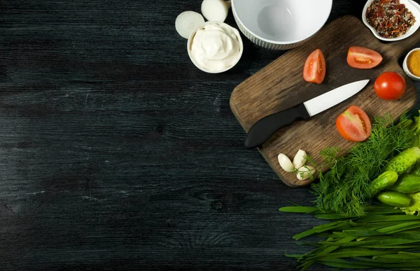 Verduras en el fondo. Verduras frescas sobre un tablero oscuro sobre un fondo texturizado. Vista desde arriba. Copiar espacio . — Foto de Stock