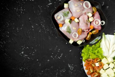 Koyu bir masada taze yeşil kabak. Yukarıdan manzara. Polis