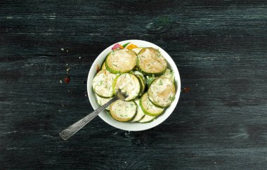 Arka planda sebzeler var. Bir tabakta kızarmış kabak sosu. kopyalama alanı