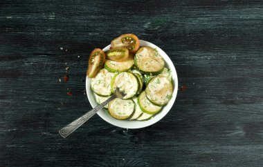 Arka planda sebzeler var. Bir tabakta kızarmış kabak sosu. kopyalama alanı