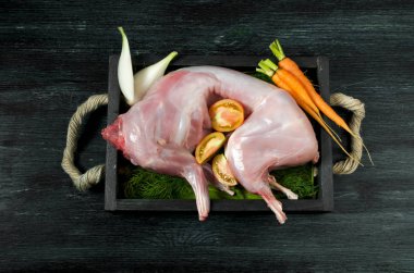 Koyu bir masada taze yeşil kabak. Yukarıdan manzara. Polis