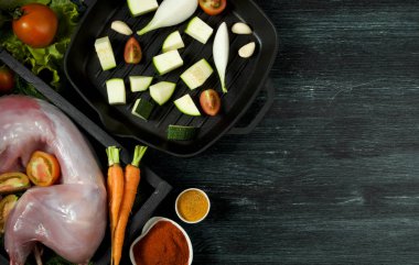 Koyu bir masada taze yeşil kabak. Yukarıdan manzara. Polis