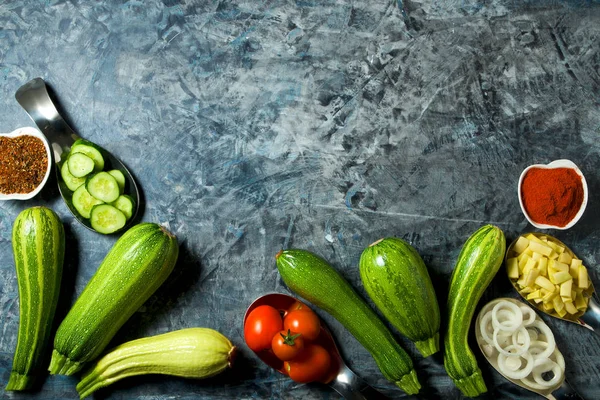 Verduras en el fondo. Hortalizas frescas (pepinos, tomate — Foto de Stock