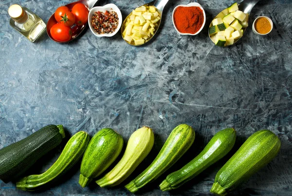 Verduras en el fondo. Hortalizas frescas (pepinos, tomate — Foto de Stock