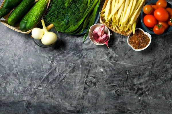 Verduras en el fondo. Hortalizas frescas (pepinos, tomate — Foto de Stock