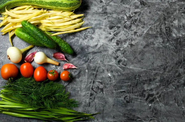 Verduras en el fondo. Hortalizas frescas (pepinos, tomate — Foto de Stock