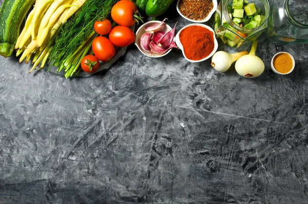 Verduras en el fondo. Hortalizas frescas (pepinos, tomate Fotos De Stock Sin Royalties Gratis