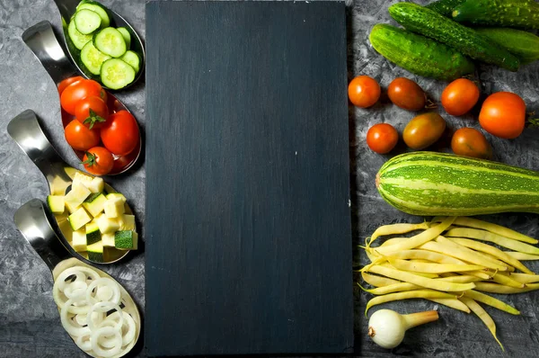 Verduras en el fondo. Hortalizas frescas (pepinos, tomate — Foto de Stock