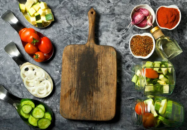 Verduras en el fondo. Hortalizas frescas (pepinos, tomate — Foto de Stock