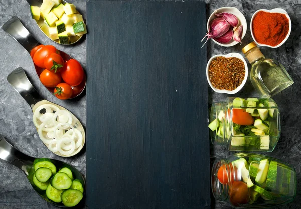 Verduras en el fondo. Hortalizas frescas (pepinos, tomate — Foto de Stock