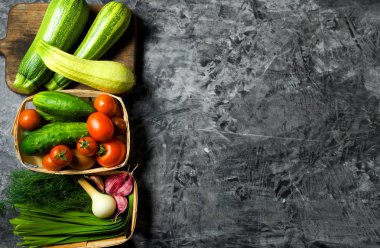 Arka planda sebzeler var. Taze sebzeler (salatalık, tomat