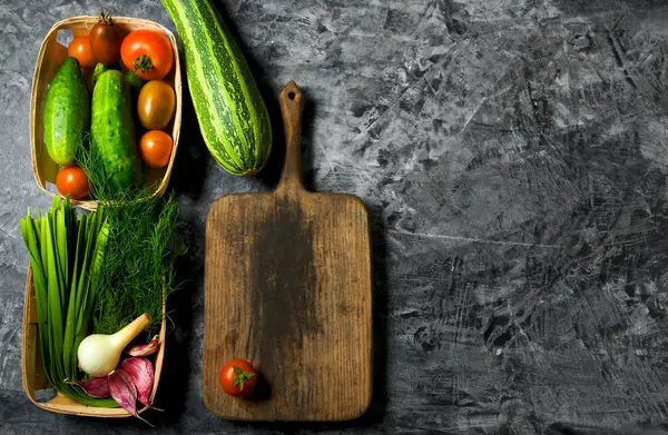 Verduras en el fondo. Hortalizas frescas (pepinos, tomate — Foto de Stock