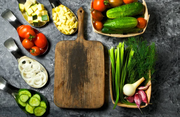 Verduras en el fondo. Hortalizas frescas (pepinos, tomate — Foto de Stock