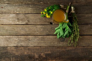 Taze şifalı otlar. Şifalı otlar (papatya, pelin, yar