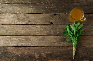 Taze şifalı otlar. Şifalı otlar (papatya, pelin, yar