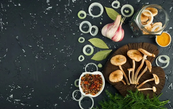 Funghi freschi con spezie ed erbe sulla lavagna nera. Vista da — Foto Stock