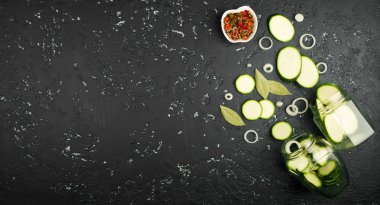 Koyu bir masada taze yeşil kabak. Yukarıdan manzara. Polis