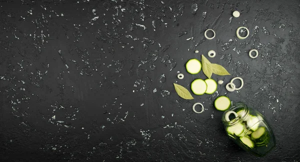 Frische grüne Zucchini auf einem dunklen Tisch. die Aussicht von oben. Polizist — Stockfoto