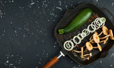 Siyah tahtaüzerinde baharat ve otlar ile taze mantar. Şundan görüntüle 